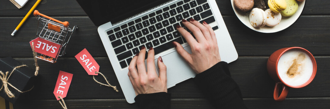 ręce kobiety na klawiaturze od laptopa