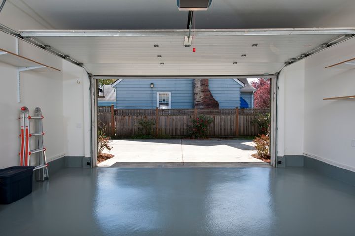 Brama garażowa - jak dobrać jej szerokość i wysokość? Rodzaje i wymiary bram garażowych